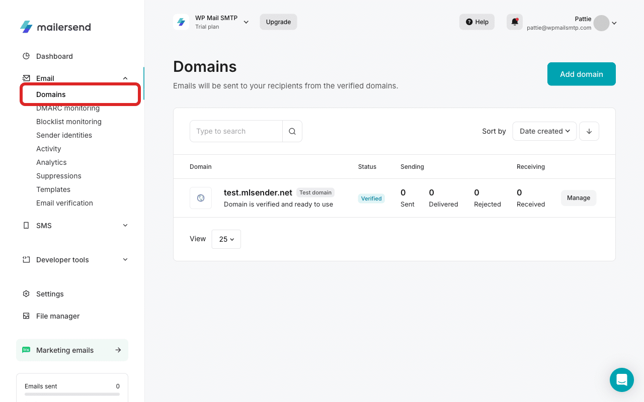 Clique em «Domínios» na barra lateral, na secção «E-mail»