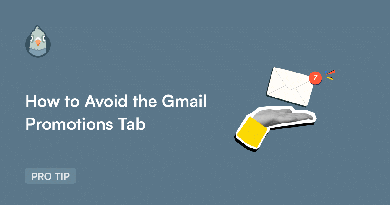 Banner für einen Leitfaden: „So vermeiden Sie den Gmail-Werbe-Tab“ mit einem Cartoon-Vogel auf blauem Hintergrund, einer Hand, die einen Umschlag mit einem Benachrichtigungsabzeichen erreicht, und einem PRO-TIPP-Tag.