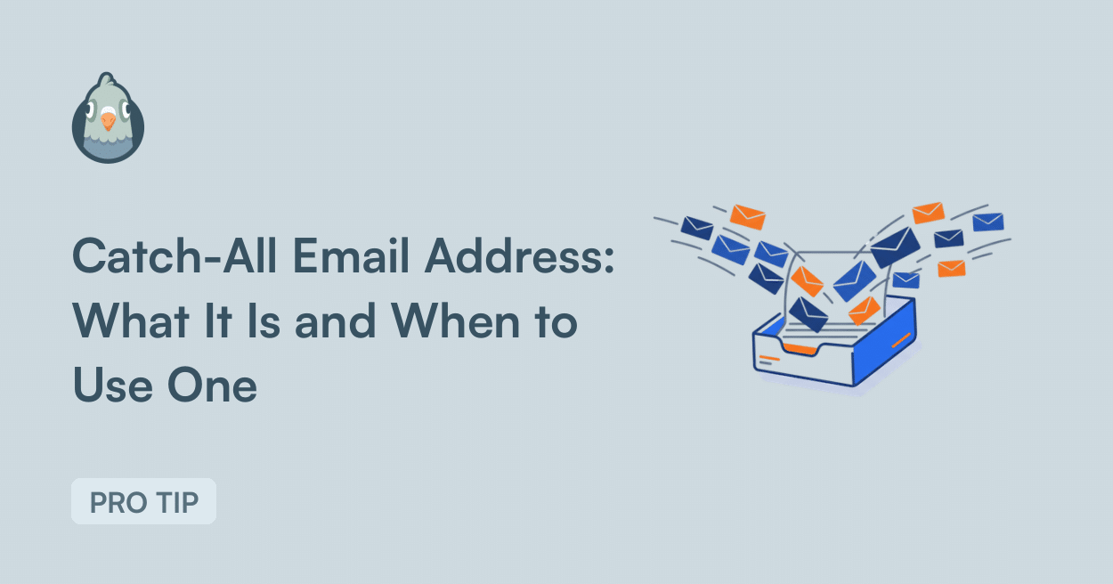 Imagen principal de un artículo sobre direcciones de correo electrónico "catch-all", que muestra un buzón con sobres azules y naranjas volando y un logotipo redondo de pájaro sobre un fondo azul pálido.